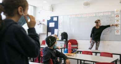 Apesar do aumento de casos, maioria das escolas abre domingo Apesar do aumento de casos, maioria das escolas abre domingo