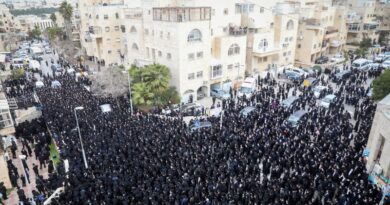 milhares se reúnem para enterro de rabino