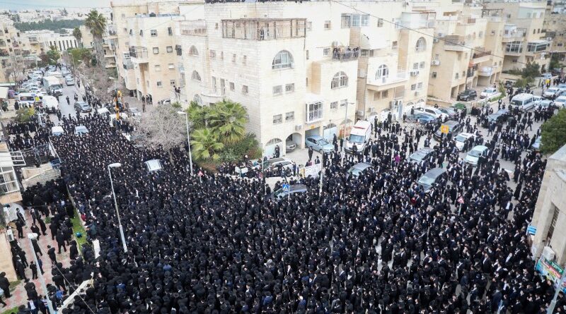 milhares se reúnem para enterro de rabino