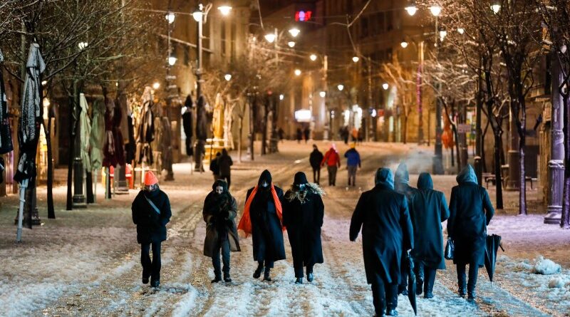 Estradas bloqueadas pela neve em Jerusalém