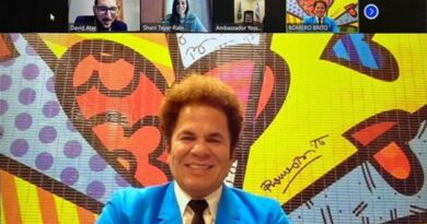 Romero Britto recebe a medalha