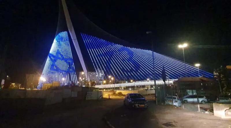 Jerusalém iluminada de azul e branco