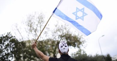 Manifestantes se reúnem em frente à Bibi