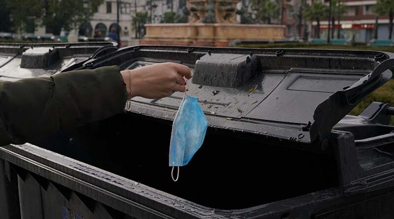 uso de máscaras em espaço fechado