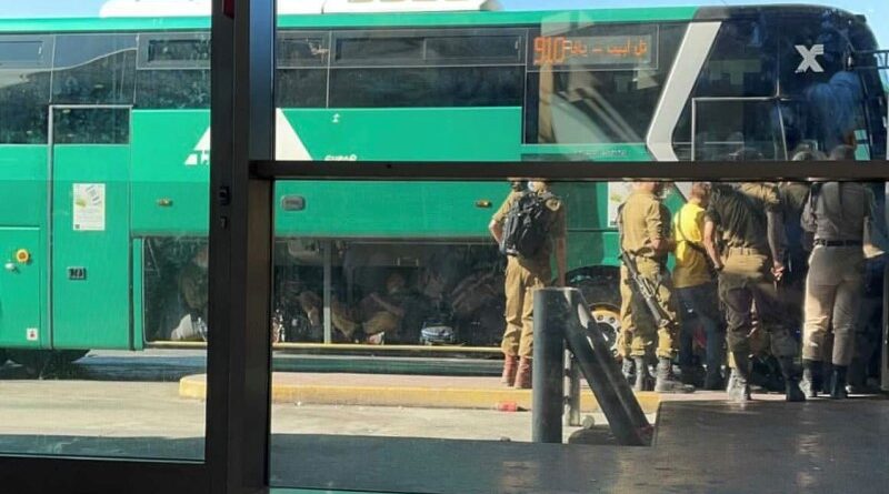 Soldados viajaram no bagageiro de ônibus