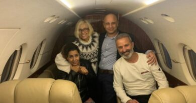 Israelenses presos voltam para casa