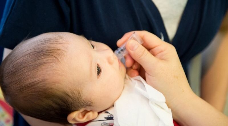 Criança de quatro anos diagnosticada com pólio