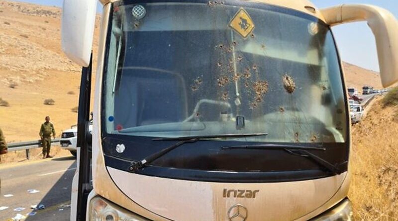 Ônibus é atacado por terroristas