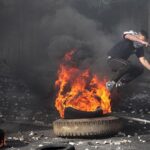 Palestinos queimam pneus