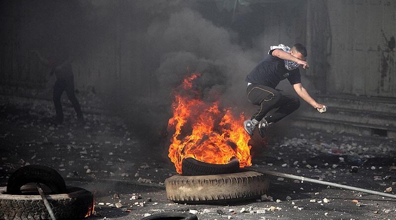 Palestinos queimam pneus
