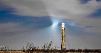 torre de energia solar no deserto