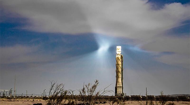 torre de energia solar no deserto