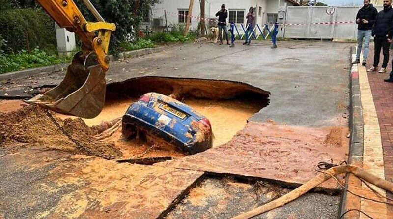 Carro cai em buraco