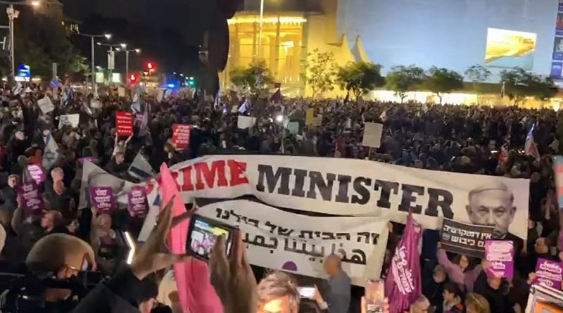 Manifestantes marcham contra reforma