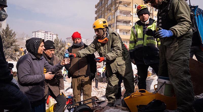 FDI salvam19 pessoas dos escombros