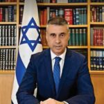 Diplomata israelense fala oito idiomas
