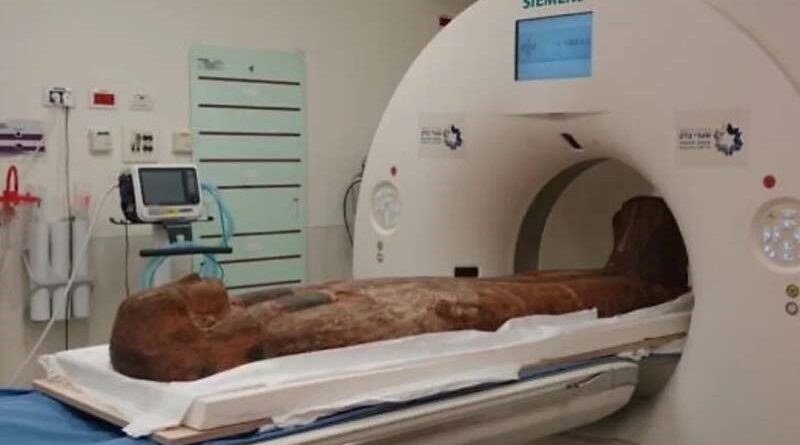 Sarcófagos egípcios submetidos à tomografia