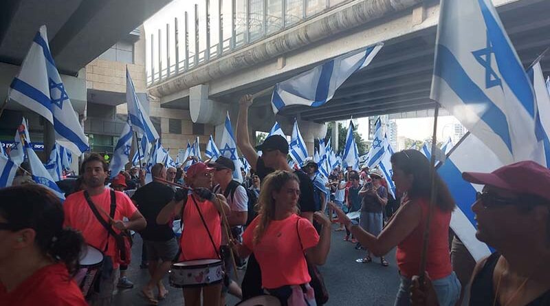 Milhares de manifestantes se reúnem em todo o país