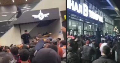 Russos invadem aeroporto para atacar