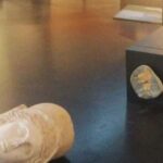 Turista destrói estátuas no Museu