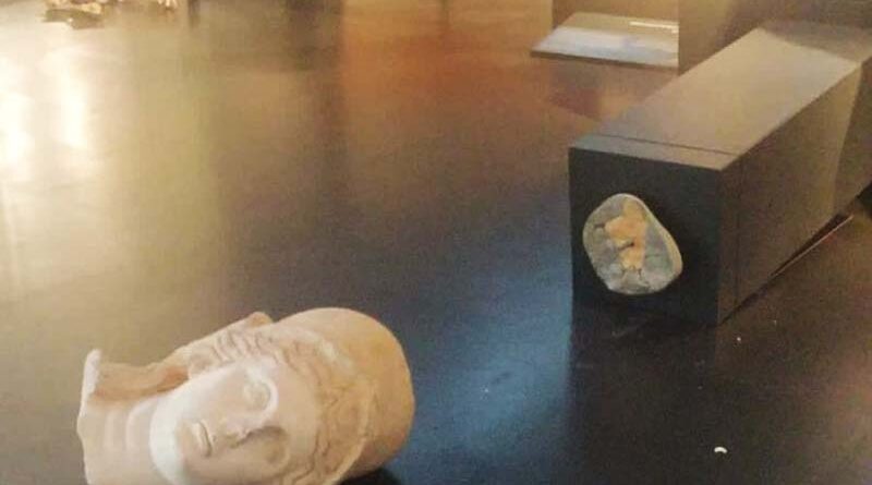 Turista destrói estátuas no Museu