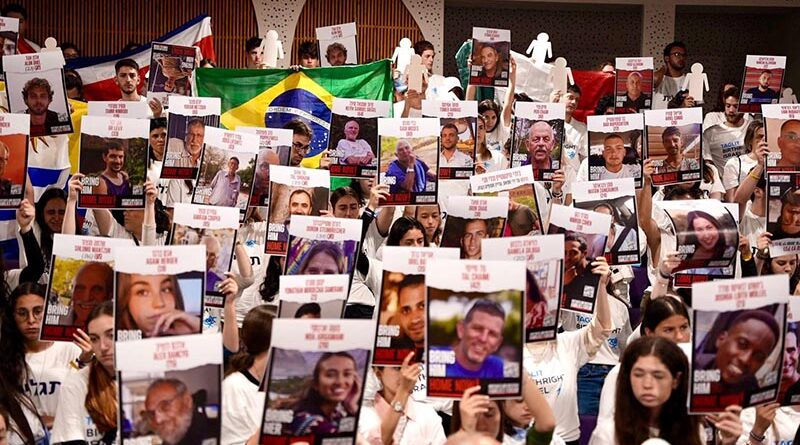 Jovens do Hillel participam de cerimônia