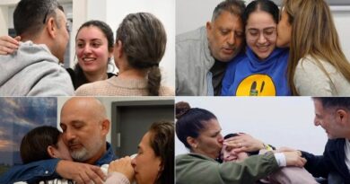 Reféns libertadas reencontram os pais