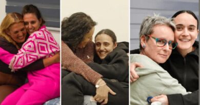 Ex-reféns se encontram com familiares