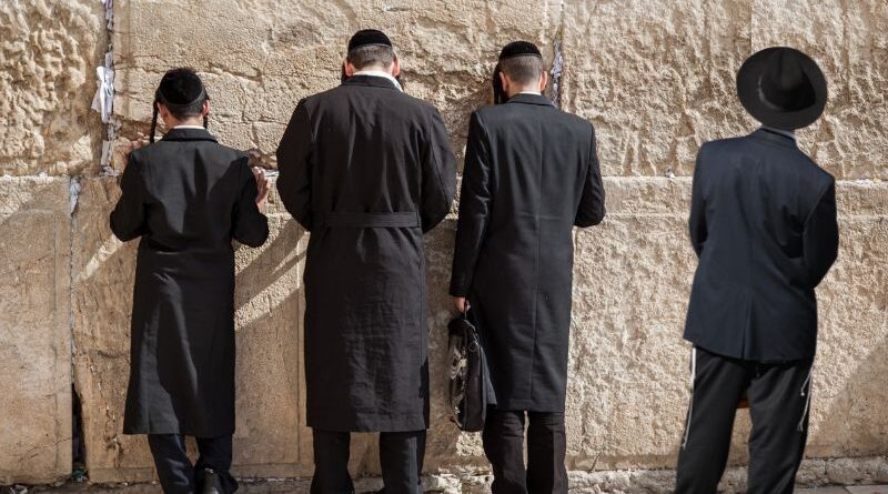 Acordo com haredim inclui prisão e cortes de financiamento
