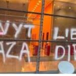 Prédio do NYT é pichado: "NYT mente, Gaza morre"