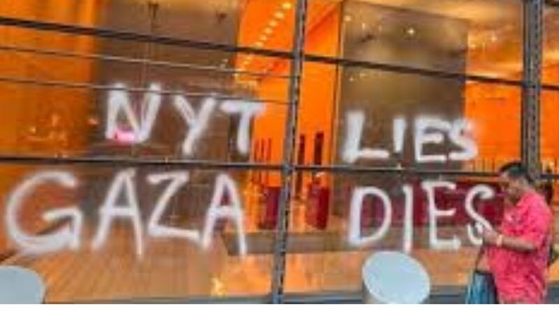 Prédio do NYT é pichado: "NYT mente, Gaza morre"