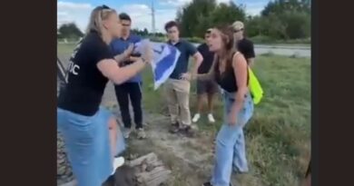 Judia é atacada por agitar bandeira de Israel em Auschwitz