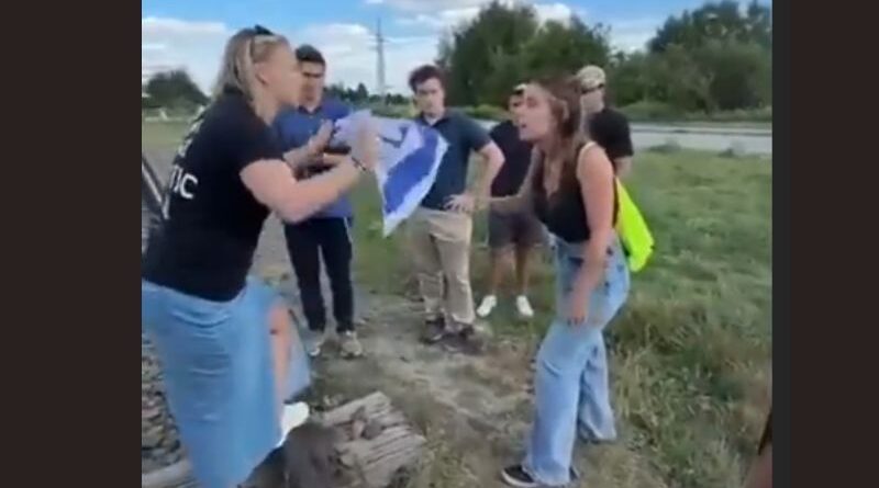 Judia é atacada por agitar bandeira de Israel em Auschwitz