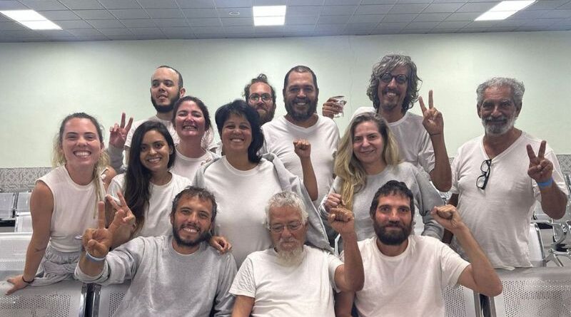 Ativistas da flotilha chegam à Amã após serem deportados