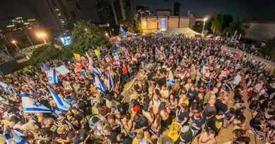 Multidão se reúne na Praça dos Reféns