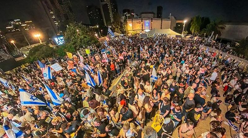 Multidão se reúne na Praça dos Reféns
