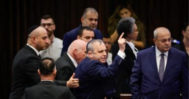 Sessão da Knesset reabre em caos