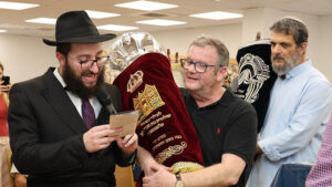 Centro Maayan recebe seu primeiro Sefer Torá